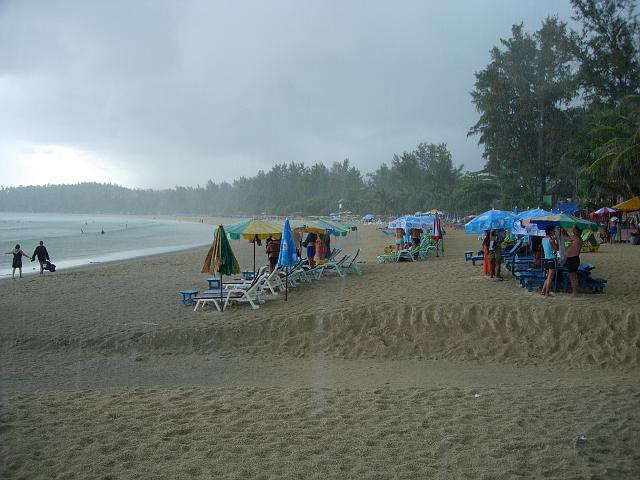 Phuket 136.jpg - Regn på Kata beach, snacka om att vräka ner!